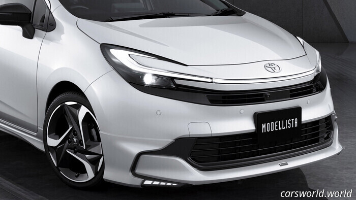La hatchback ibrida di Toyota ora assomiglia a una Prius e frena come un SUV Century da 185.000 dollari | Carscoops